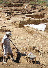 Arch�ologe mit Spitzhacke bei der Arbeit.