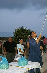 Papa Spiron l�utet die Glocken, damit auch die Letzten  merken, dass die Lithurgie gleich los geht