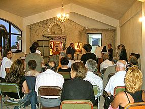 da sitzen wir, ich stehe, und draussen sind noch viele mehr