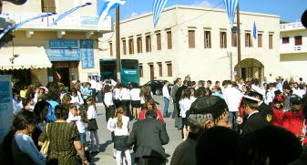Auf dem Platz vor dem Museum versammeln sich Sch�lergruppen und Zuschauer