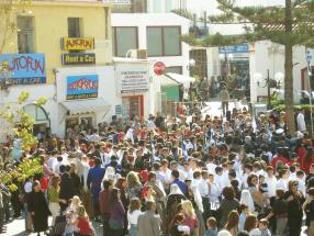 dichtes Gedr�nge am Oxi-Tag in Kissamos