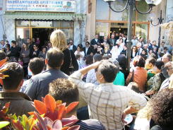 die Menge bildet den Rahmen f�r die Parade