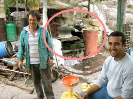 Kringel um Destiliergerät, der Kasani Kringel um Destiliergerät, der Kasani