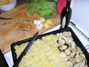 eine Kartoffelschicht �ber der Schicht Auberginen