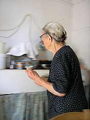 Irini beim Kaffee kochen