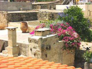 Kaliviani, alte Gem�uer und bl�hende Bougainvilles