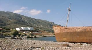 Wrack mit Blick zum Balos-Hotel
