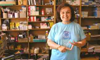 Katherina in ihrem Schreibwarenladen Katherina in ihrem Schreibwarenladen