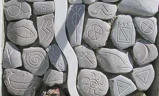 Koustgerako: Gravuren der Mittelsteine Koustgerako: Gravuren der Mittelsteine