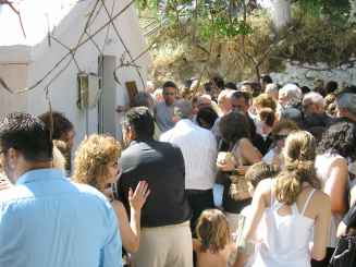 Andrang vor der Kirche Andrang vor der Kirche