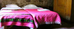 Dem Gast erwarten viele Details wie hier die handgewebten Bettdecken. Dem Gast erwarten viele Details wie hier die handgewebten Bettdecken.