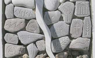 Moni: Gravuren der Mittelsteine Moni: Gravuren der Mittelsteine