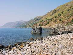 Ein seltsamer Felsen im Meer