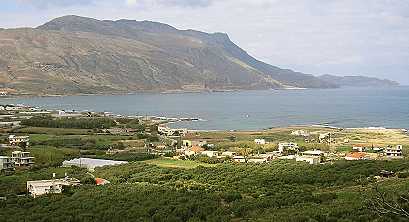 Blick �ber die Ebene �ber das Meer mit Bergen im Hintergrund