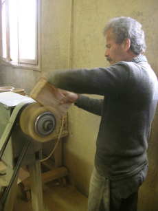 Kosta beim Brettchen schleifen