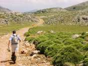 Der rote Weg durch bizare Landschaft