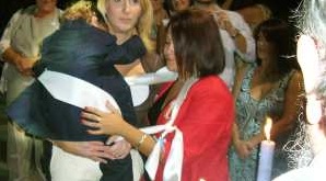 Ein weißes Band verbindet Patin und Patenkind Ein weißes Band verbindet Patin und Patenkind