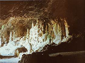 Stalagtiten und Stalagmiten