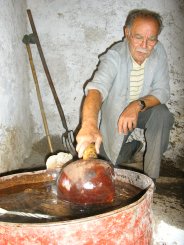 Das K�hlwasserfass, der Schwamm am Bambusstock, die K�rbissch�pfkelle und die Mistgabel.