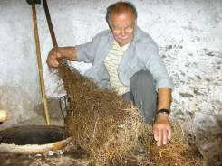 Jianni beim Bef�llen des Kessels