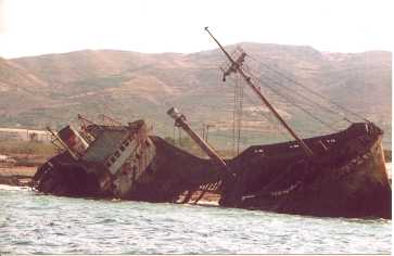 Blick vom Meer auf das Schiffswrack