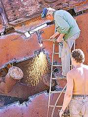 Mit Schneidbrenner gegen ein Unget�m