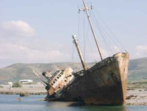 gestrandeter Fracher mit Blickrichtung Kissamos