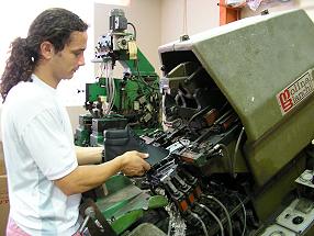 das Oberleder wird um den Rohling gekr�mpt