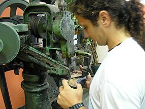 nageln des Oberleders an die Brandsohle